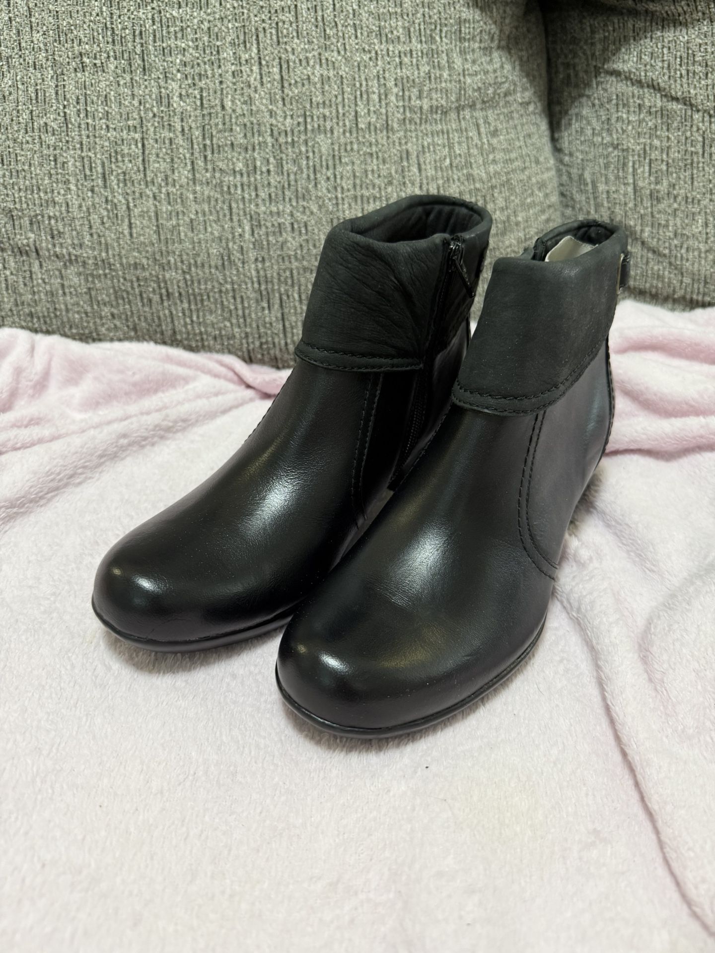 Brand new Clarks Fold Over Leather Side Zip Ankle Booties Black Size 10M No box