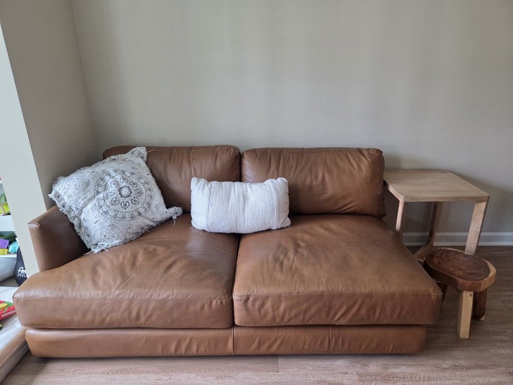 LIKE NEW - 1 BD APT FURNISHINGS