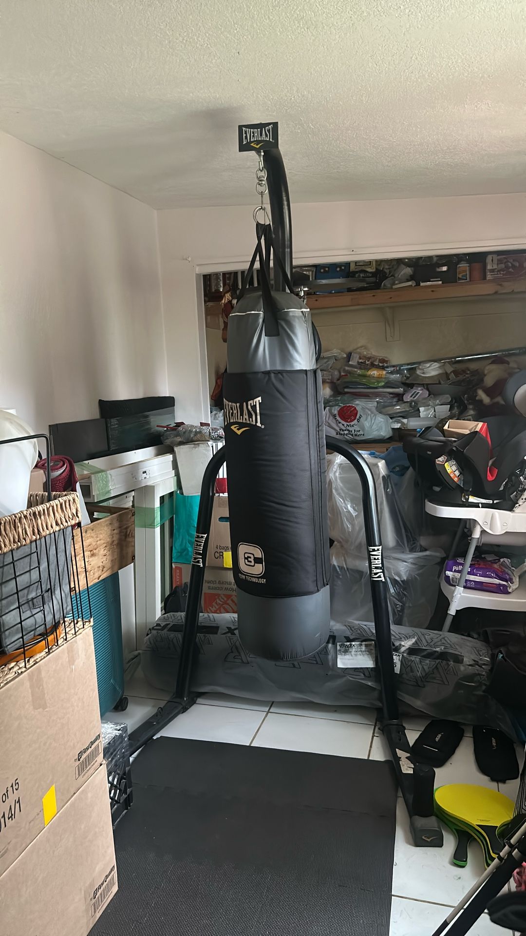 Everlast Punching Bag With Stand