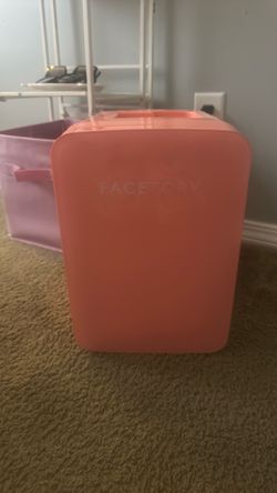 Face Tory mini skincare fridge