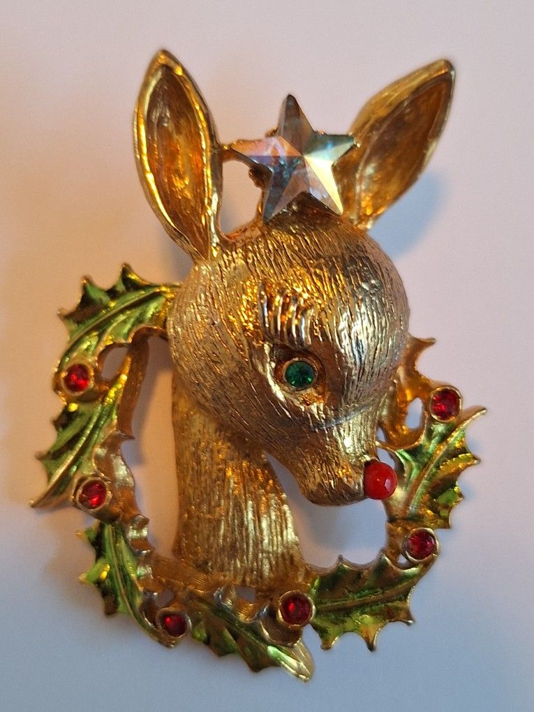 Add a touch of vintage elegance to your collection with this beautiful Napier butterfly brooch, dating from approximately 1965–1975.

Crafted in a stu