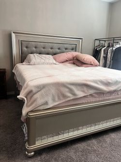 King size bed and dresser set
