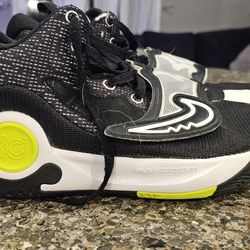 Nike Basketball Shoes Men's Size 11