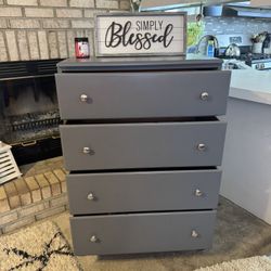 ✨✨BEAUTIFUL GRAY TALL 4 DRAWER DRESSER✨✨