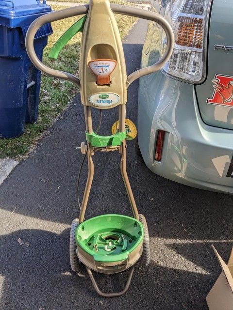 Spreader (Seeds, Fertilizer, Etc.)