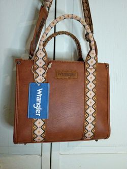 Elegante Bolsa Wrangler Color Marron