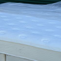 USED KING SIZE BEAUTYREST MATTRESS ONLY 