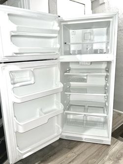 Frigidaire White Top-Freezer Refrigerator