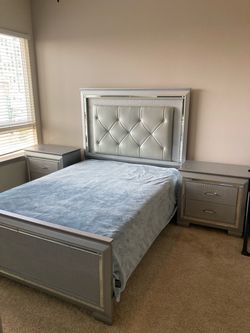 Cama y 2 mesas de noche