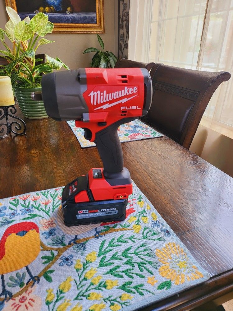 Milwaukee Used Like New M18 FUEL 18V Lithium-Ion Brushless Cordless 1/2 in. Impact Wrench with Friction Ring whit (1 new)8.0 battery((Firm On Price))