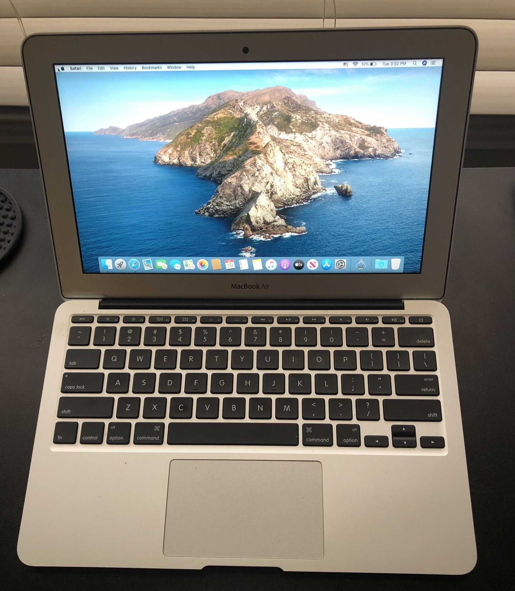 Apple MacBook Air- Like New! 2019 Catalina OS, Charger Included