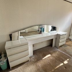 French Design queen size bedroom set with vanity drawr set