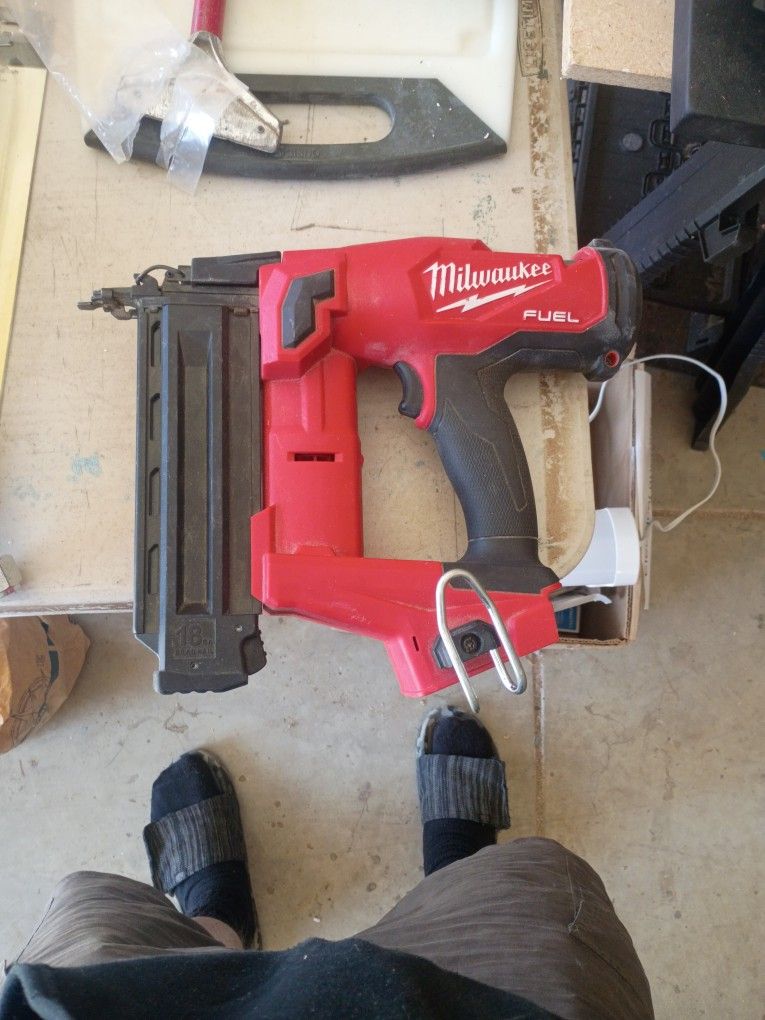 18 Gauge Brad Nailer Battery Opperated