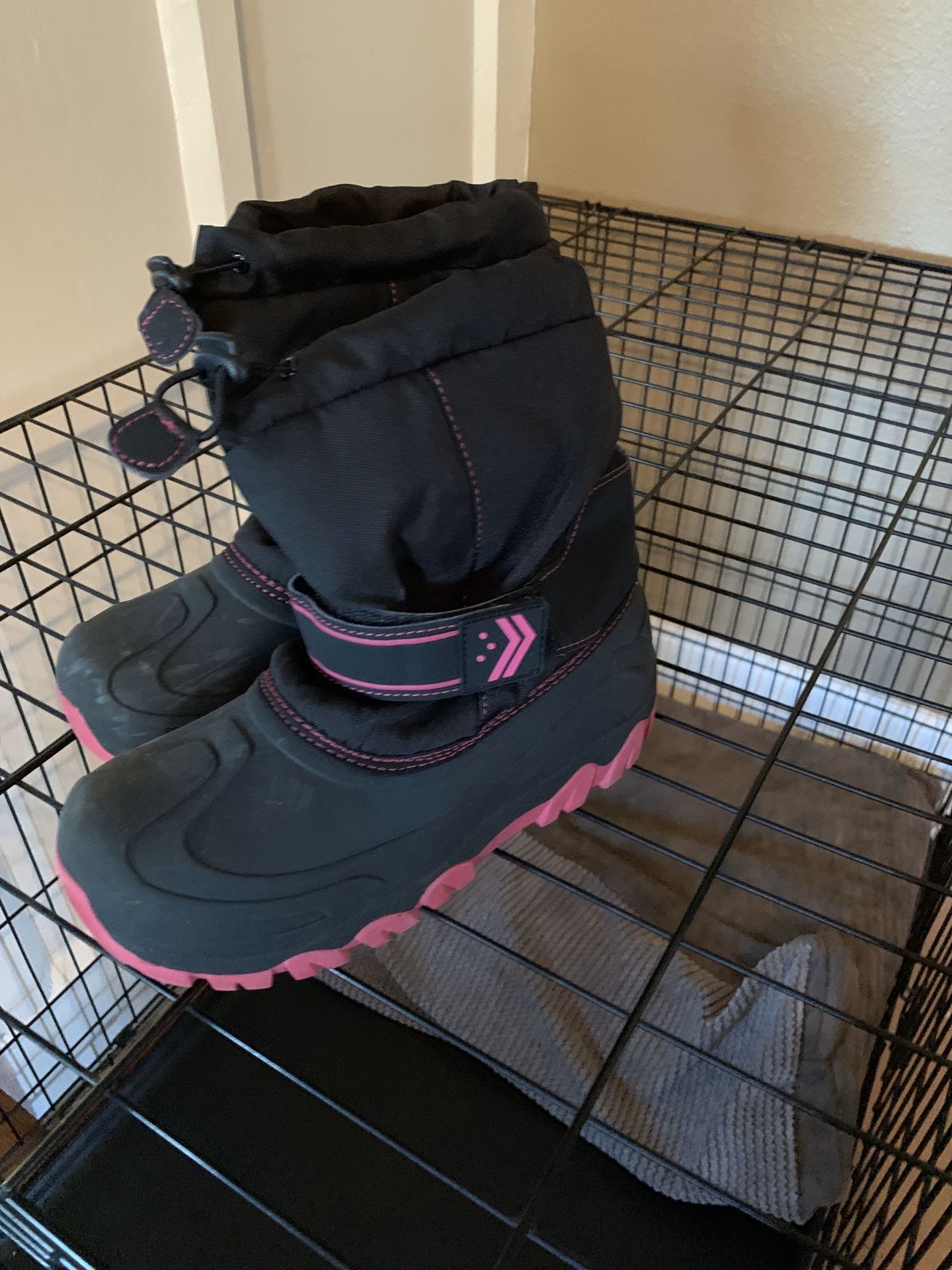 Snow boots size 5