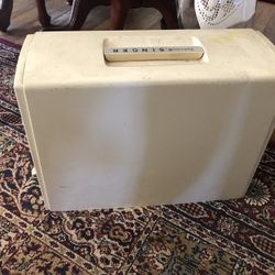 Like New Singer Sewing Machine Missing Wire Adapter Working Well Before Losing It 
