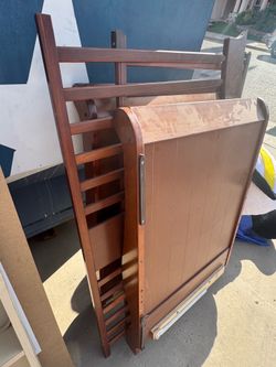 Complete crib convertible to day bed
