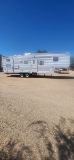 2000 5TH Wheel Travel Trailer. 31 Ft. Slide Out