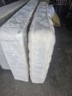 Twin size matress and box spring in outstanding condition