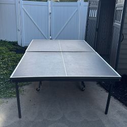 9’ Long 5’ Wide Ping pong Table Including Balls And Rackets