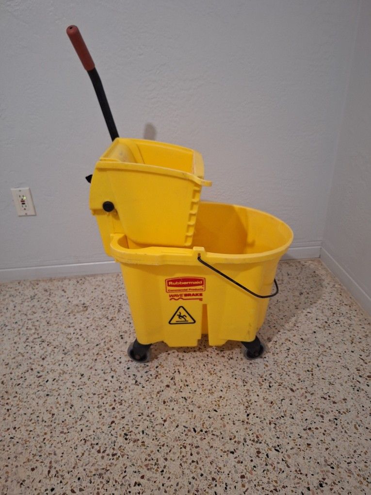 Rubbermaid Wavebrake Commercial Mop bucket