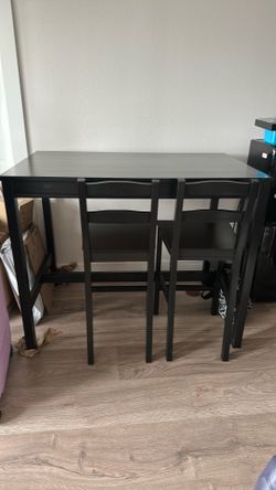 Dining table + 4 chairs