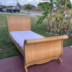 Daybed / Sleigh Bed