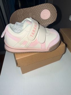Toddler girl shows