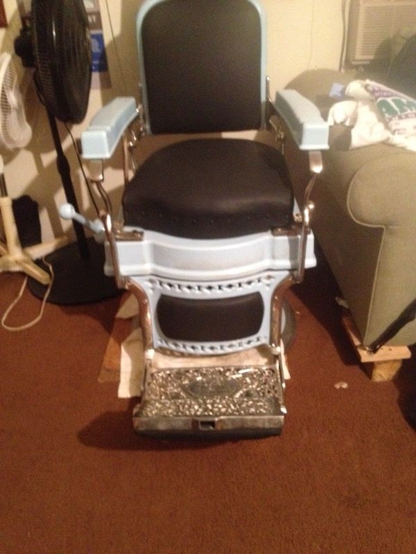 Reconditioned Antique 1927 Koken Barber Chair for sale. Great for game rooms and decoration. In working condition.