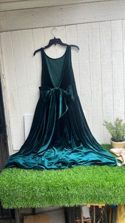 vestido maxi de terciopelo verde esmeralda con una gran lazada en la espalda.