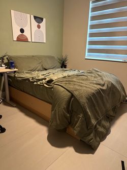 Queen, Natural Wood Bed Frame with Lift-Up Storage