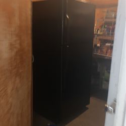GE Refrigerator Full Size Excellent Condition