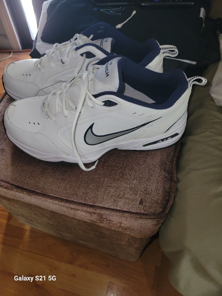 Nike Air Monarch