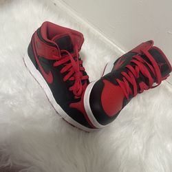 Selling AIR JORDAN 1 MID (GS)