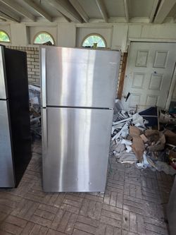 🥰Excellent, running 18 cubic foot. Stainless steel fridge in  close to perfect condition🤩. We'll deliver for fee.🤑 It runs like brand new,😍 been c