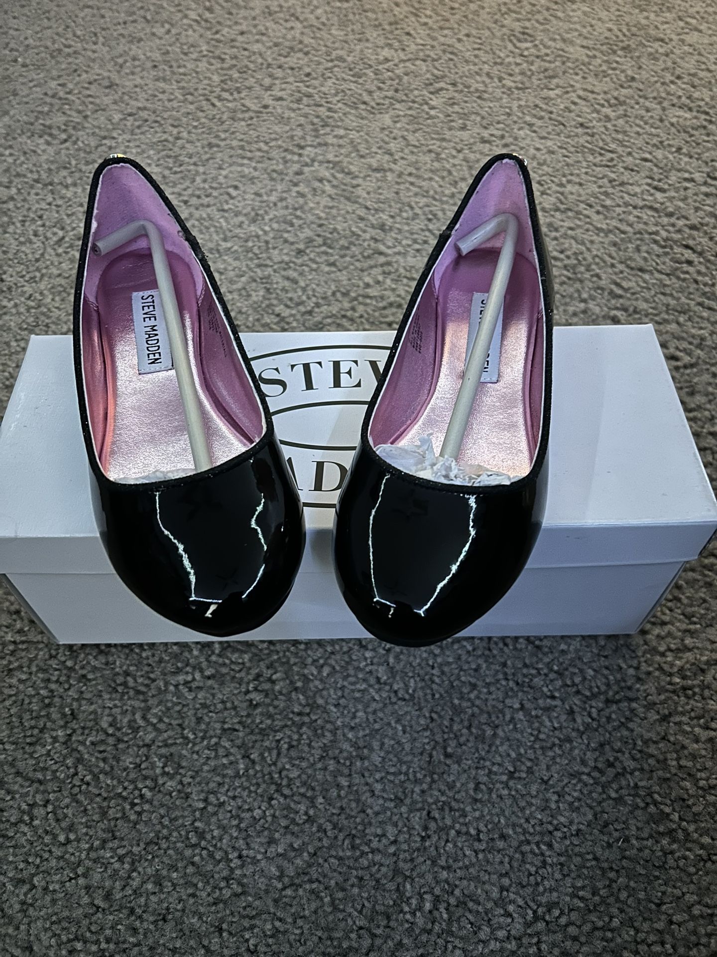 STEVE MADDEN BLK PATENT FLATS SIZE 2