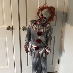 Halloween Pennywise costume (8/10) youth 