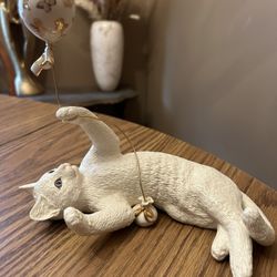 Lenox Porcelain CAPTIVATION Cat Kitten Figurine with Balloon 24 K Gold Detailing  As pictured.  No original box