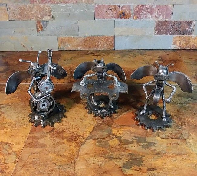 Metal Art Decor • 3- Bundle Of Ant Musicians • 1- Drum Player • 1-Keyboard Player • 1- Cello Player • Created From Nuts , Bolts , & Washers. 

B-2