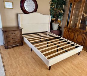 Queen Size Upholstered Bedroom Set