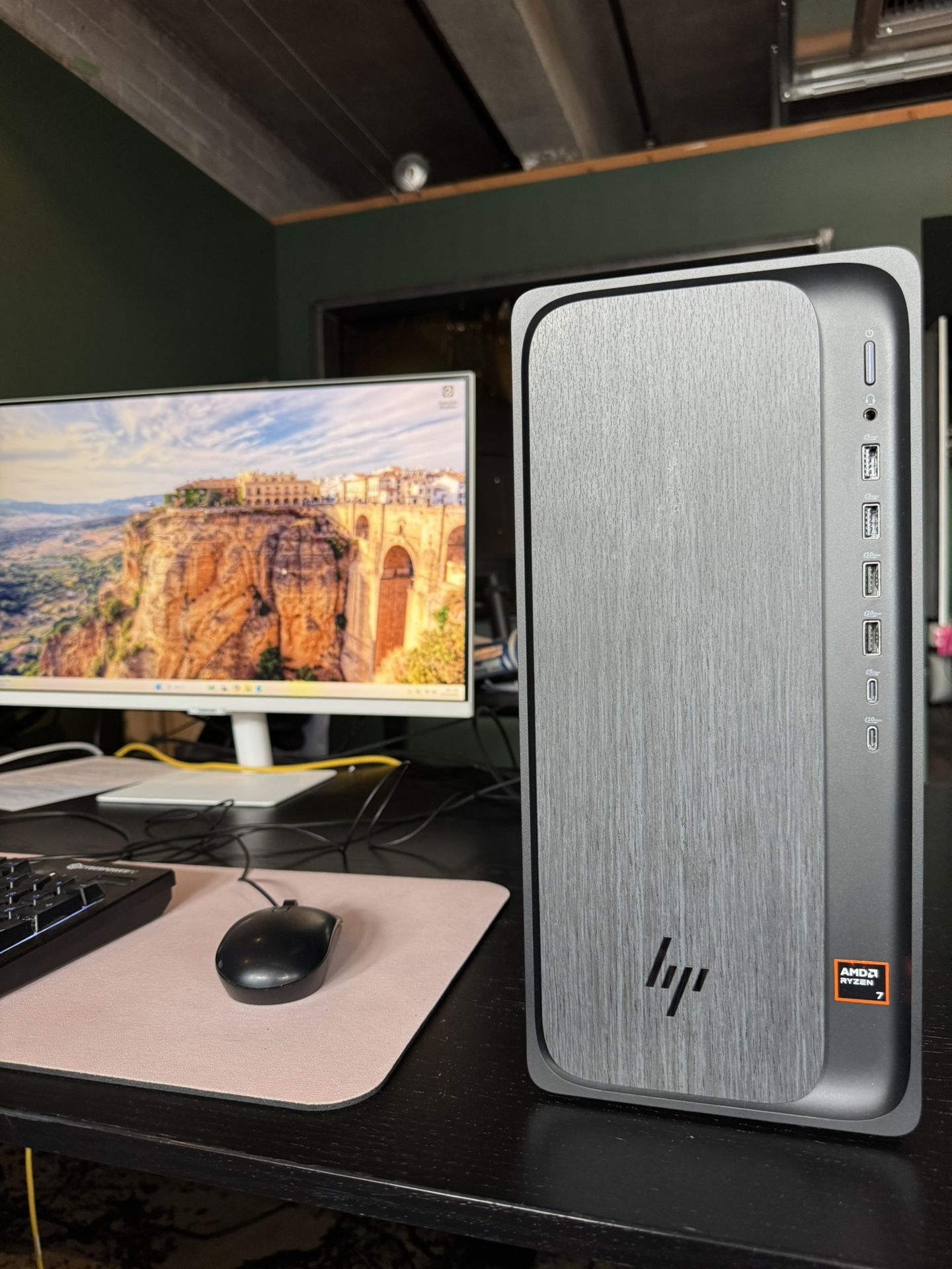 HP Omndesk Desktop - AMD Ryzen 7 - 16 GB