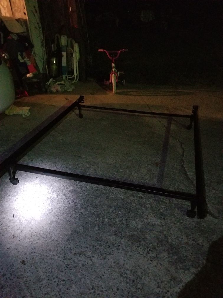 Adjustable Twin, Queen or King bed frame, great condition!!