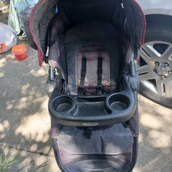 Graco Stroller Witb Cup Holders, And Under Carrage