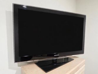 Samsung 40" 1080p LCD HDTV - LN40B650 - Works Perfect - With Remote & Stand