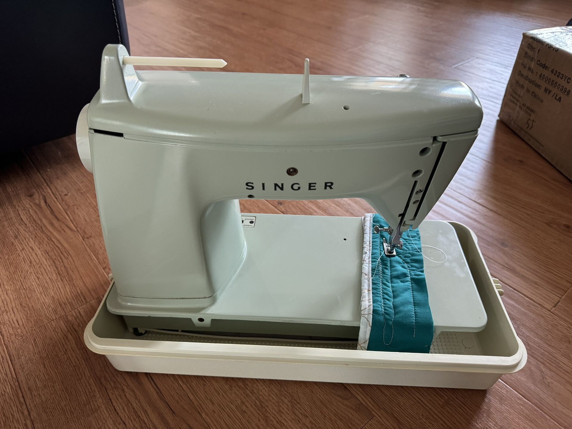Singer Zig Zag 606 Sewing Machine For Parts Mint Green