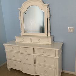 Thomasville Dresser And Mirror