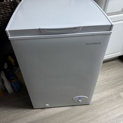 Insignia 3.5 Cu. Ft. White Chest Freezer