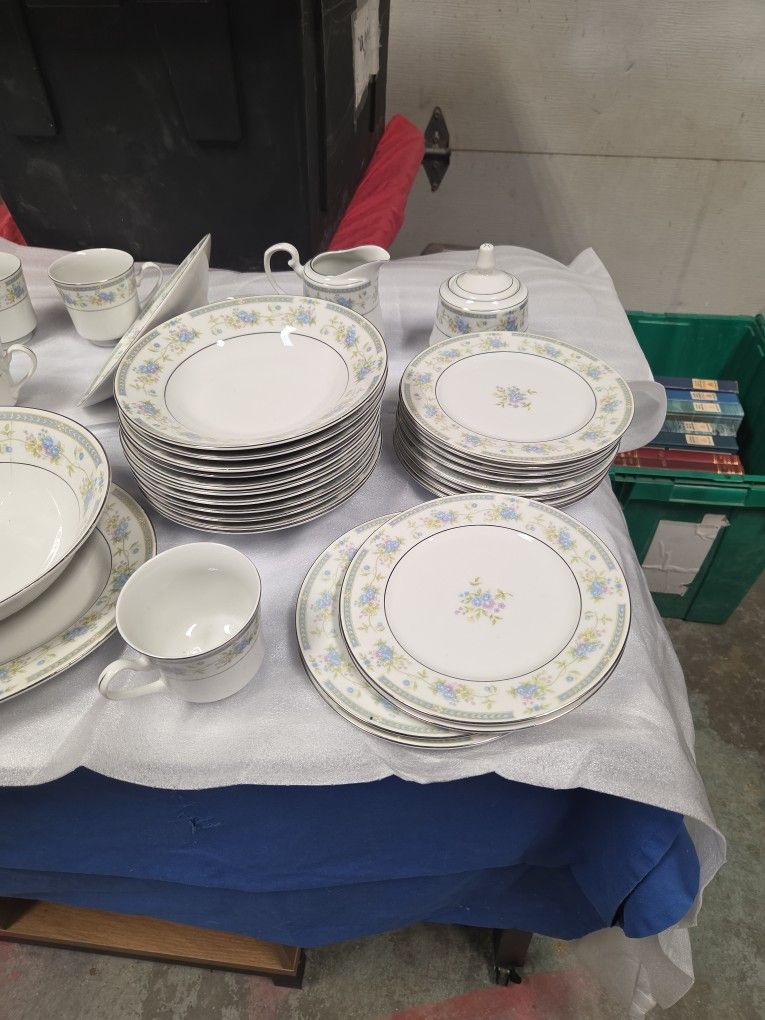 64 Piece Set Porcelain And Platinum Accent Bar Clay Sango China Set