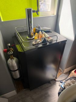 kegerator comes with a keg and extra handles and full CO2 tank