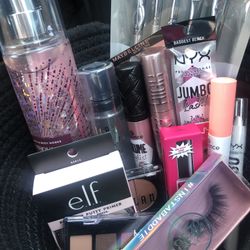   Selling Makeup Basket For 30 Bucks Comes With Bath And Body Perfume ( A Thousand Wishes) 