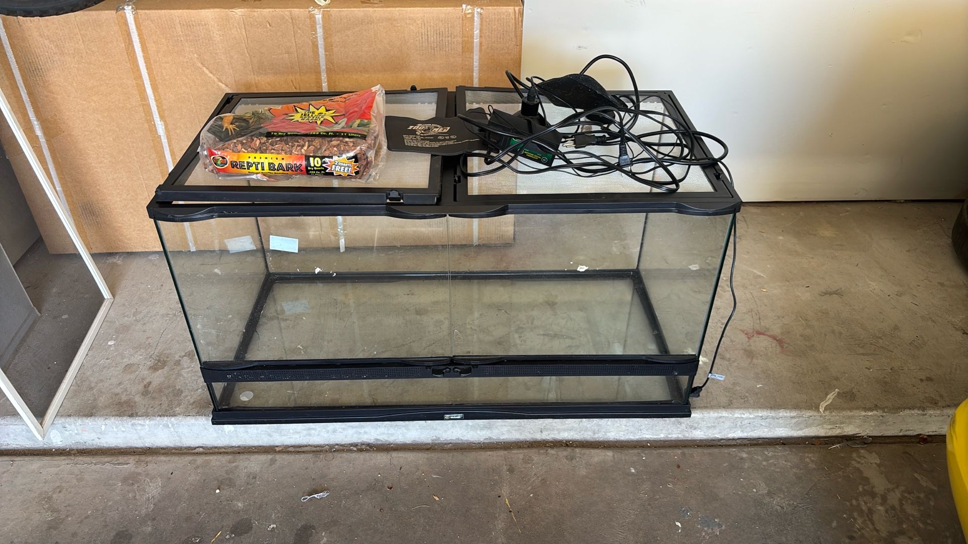 Large  Reptile Cage With 2 Heating Pads. Warming Light And Bedding